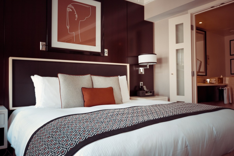 hotel-CARROS-min_hotel_room_bed_pillows_room_hotel_bedroom_lamp_interior-607447